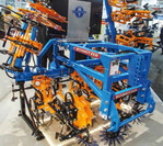 Die Schmotzer-Hackmaschine mit Fingerhacke lässt sich mit einer Bandspritze kombinieren.