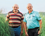 Spargelproduzenten Berny Schroeder (l.) und Luc Hoffmann, die mit ihrem unternehmen Legulux „eist uebst a Geméis“ beigetreten sind.