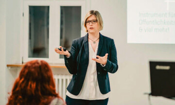 Jutta Zeisset erarbeitet Social-Media-Strategien mit Teilnehmern.