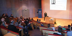 Der Hörsaal ist mit etwa 70 Teilnehmern gut gefüllt.
