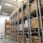 Lagerung größerer Saatgutpartien auf verschiebbaren Regalen.