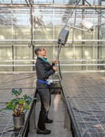 Der Airbug der Firma Koppert eignet sich für den Einsatz auf Flächen mit einer Breite von 3 bis 4 m sowie zum Abstreuen von höher hängenden Ampeltöpfen.