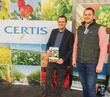 Volker Diephaus (l.) und Jan Hendrik Zinser stellten unter anderem das nicht rckstandsrelevante Insektizid Eradicoat in den Fokus.