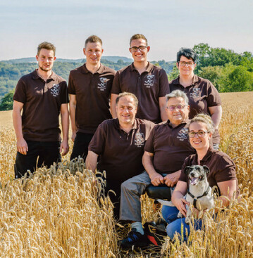 Familie Guhl aus Gerhardsbrunn ist Agrarfamilie des Jahres 2018. Nach dem Motto Einer fr Alle, Alle fr Einen, meistern sie die vielfltigen Aufgaben rund um Hof, Tiere, Krbissaison und Direktvermarktung (v. l.): Lucas Guhl, Phillip Mller, Dominik, Sandra, Karl-Heinz, Reinhard und Ann-Katrin Guhl. 