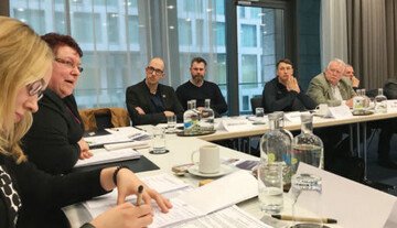 Rechtsanwältin und stellv. ZVG-Generalsekretärin Romana Hoffmann (2. v. l.) erläuterte den Vorstandsmitgliedern der Bundesfachgruppe Gemüsebau den Sachstand zur möglichen Drittstaatenregelung in Bezug auf Erntehelfer.