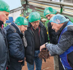 Die Exkursion ging ins Hessische Ried. Hans Deckers Familienpilzbetrieb in Bürstadt (rechts im Bild) zeigt den interessierten Spargelbauern, worauf es beim Champignonsubstrat ankommt, wie es sich zusammensetzt und was es nach der Ernte Positives zur Vorbereitung im Spargelfeld bewirken kann.