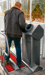 Desinfektionsschleusen mit Hand- und Fußdesinfektion, um einer Verbreitung vorzubeugen.