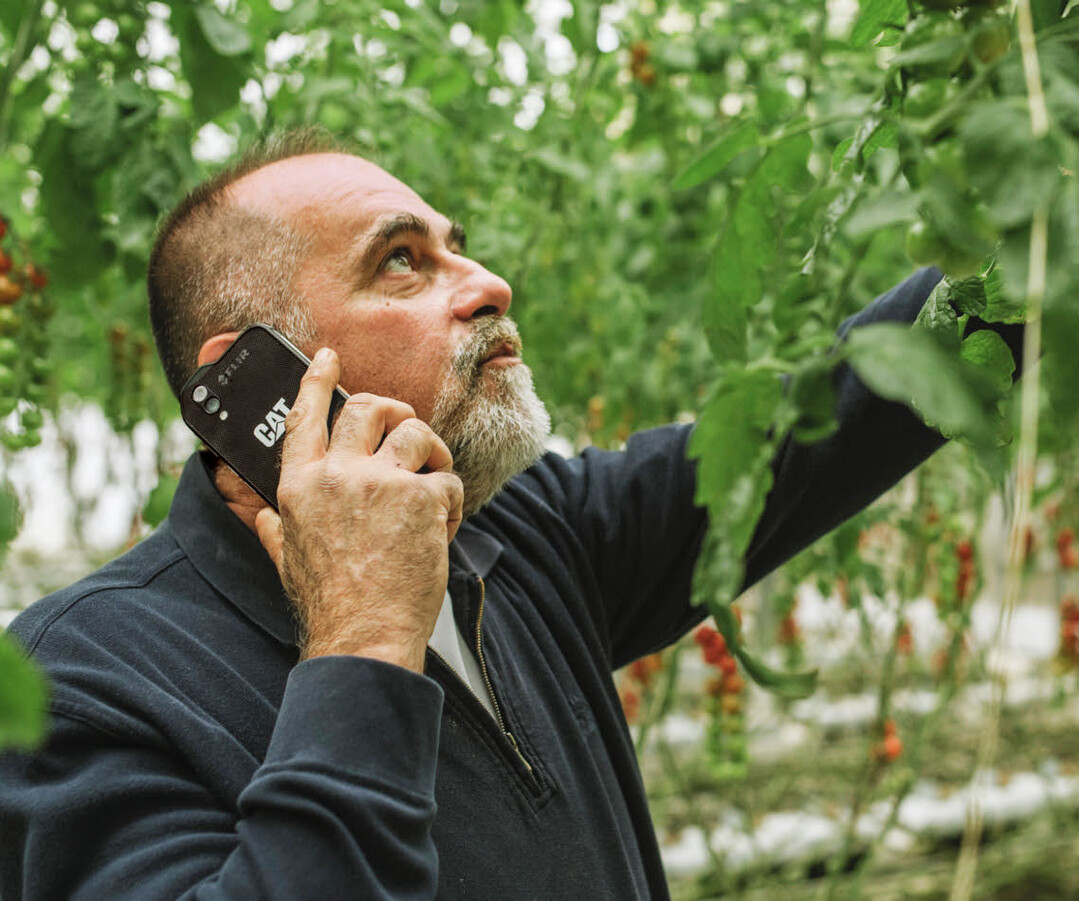 Im Traktor, auf dem Acker oder im Gewchshaus herrschen raue Bedingungen, mit denen ein Mobiltelefon klarkommen muss. 