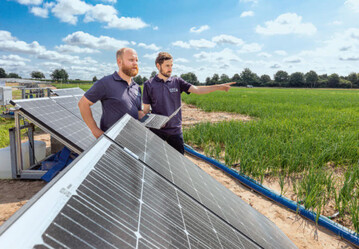 Der technische Leiter von Irri360, Alexander Franke (l.), begutachtet mit einem Kollegen die Anlage in einem Zwiebelbetrieb. Solarpanels dienen zur nachhaltigen Stromgewinnung, vor allem beim Antrieb der Pumpen.