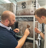 Dr. Donato De Biasi zeigt seine beimpften Substratblöcke und woran man erkennt, wie gut das Myzel schon durchgewachsen ist.