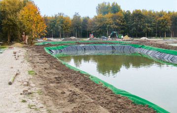 Als Fischteich konzipiert, knnte dieser Teich von FWB Folienwasserbecken auch als Wasserspeicher in einem Gemsebaubetrieb dienen. 