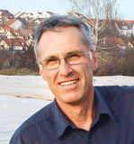 Rainer Wild baut hauptsächlich Kräuter auf seinem Betrieb an.