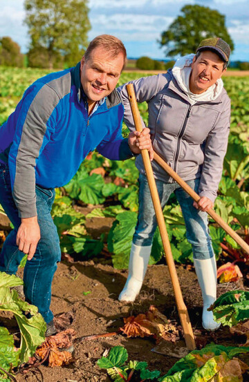  Das Landwirtspaar Sabine und Thomas Palm bei der herbstlichen Rhabarber- Feldarbeit auf der Hohenloher Ebene.