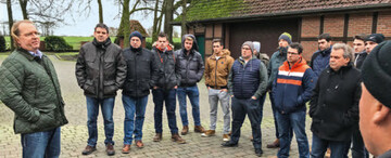 Aufmerksam und diskussionsfreudig verfolgten die Spargelerzeuger den Ausführungen von Willy Kreienbaum Spargel-Bio-Betrieb in Sassenberg-Füchtdorf.