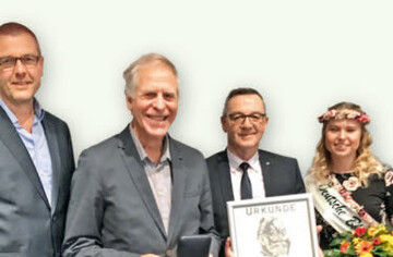 Dr. Harm Löptien erhielt für seine herausragenden züchterischen Leistungen die Georg-Arends-Medaille; (v.l.n.r.) Fachgruppen-Vorsitzender und Laudator Christian Ufen, Dr. Harm Löptien, ZVG-Präsident Jürgen Mertz und die Deutsche Blumenfee 2018 Lisa Bartels.