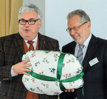 Aus den Händen von Willi Böck (l.) erhielt Gerhard Kiemle (r.) nach 16 Jahren der ehrenamtlichen Arbeit als Vorsitzender der Gemüse-Selbstvermarkter den Dank der Mitglieder.