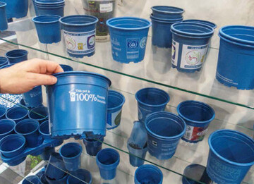 Die recyclingfhigen blauen Teku-Tpfe sind mit dem Blauen Engel und dem RAL-Gtezeichen fr den Rezyklat-Einsatz zertifiziert. 