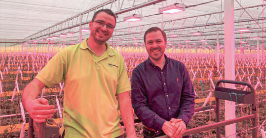 Thomas Henniger (l.), Betriebsleiter der Gemüseproduktion Zorbau GmbH, und der Leiter der Gemüsering Gewächshausabteilung, Dr. Lukas Scholz (r.).