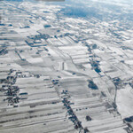 Auf dem Flug nach Warschau sieht man die für manche polnischen Regionen typischen schmalen, langen Felder, auf denen Zutaten für Fertiggerichte wachsen.