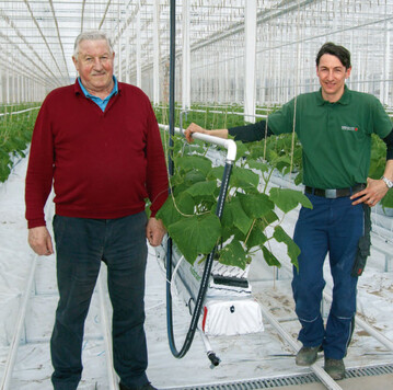 Peter Hfler senior und junior haben es geschafft: Nach nicht einmal einem Jahr konnten die ersten Paprika und Gurken ins neue Haus gepflanzt werden. 