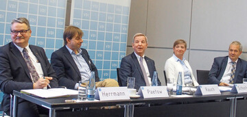 Die Dngung muss effizienter werden. Wie das funktionieren kann, diskutierten Fachleute auf dem VDI-Pressegesprch, v.l.: Moderator Dr. Andreas Herrmann, VDI, Hubertus Paetow, Dr. Norbert Rauch, Dr. Carola Schuster, Prof. Dr. Peter Pickel.