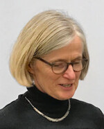 Jochen Winkhoff dankte Marut Krusche für ihren unermüdlichen Einsatz bei der Bund-Länder-Arbeitsgruppe Lückenindikationen für Heilund Gewürzpflanzen.