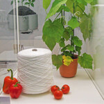 Grundstoff der kompostierbaren Aufleitschnüre von Lenzing ist Buchenholz.