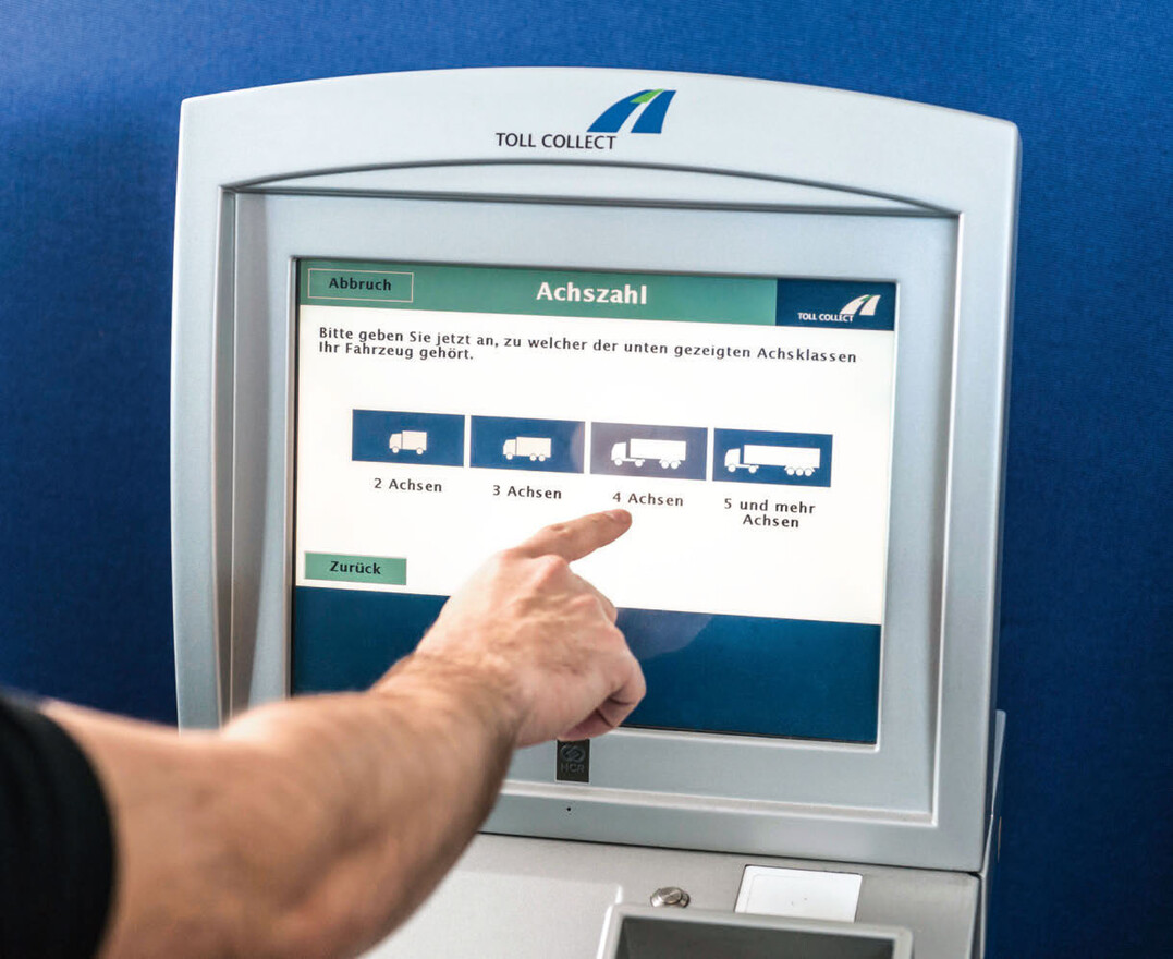 Am Mautterminal  die Hhe der Maut hngt ab von der Schadstoffklasse und der Anzahl der Achsen des Lastwagens.