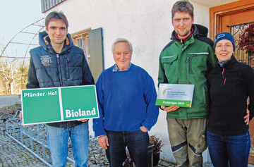 (v. l.) Johannes Pfnder, Betriebsleiter, Hans Pfnder, Seniorchef, Florian Pfnder, Betriebsleiter Katharina Pfnder, Florian Pfnders Frau, untersttzt im Bro.