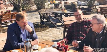 Mertz (r.) und Ufen (m.) erläutern Stegemann (l.) die Kostenspiraleder Mindestlohnerhöhung und steigende Betriebsmittelpreise.