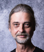 Uwe E. Nimmrichter ist Geschäftsführer der N2 Landwirtschaft GmbH, 
einem Unternehmen, das sich gemeinsam mit Experten der Weiterbildung 
und Wissensvermittlung in der Landwirtschaft verschrieben hat.