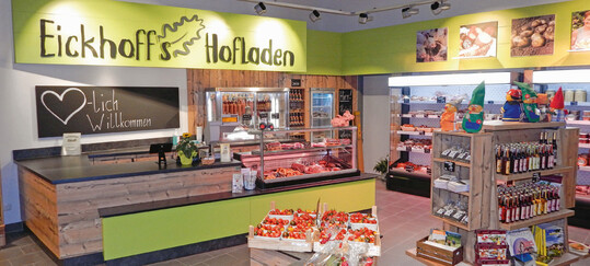 Ein Kassenbereich mit Abstellmöglichkeit für Einkaufskörbe oder -taschen ist besonders kundenfreundlich. Bei Kühltheken in Läden mit hoher Kundenfrequenz eignen sich auch offene Regale ohne Türen.