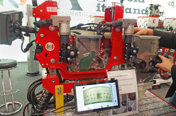 Die Agricola-Smaschine kontrolliert die Belegung der Saatscheibe. 