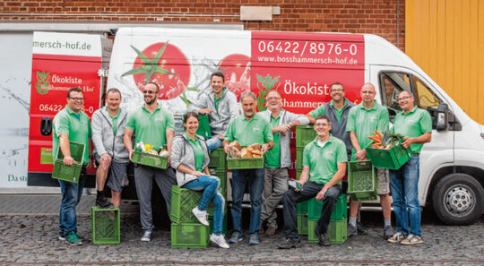 Team vom Bosshammersch Hof mit einem ihrer gut ausgestatteten K�hlfahrzeuge.