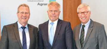 V.l.: Ulrich Foth, Vorsitzender Fachbereich Pflanzenernhrung im IVA, IVA-Prsident Dr. Helmut Schramm und Dr. Dietrich Pradt, kommissarischer Hauptgeschftsfhrer