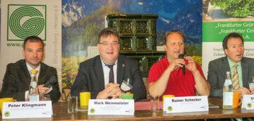 (v.l.n.r.) Peter Klingmann, Gutes aus Hessen, der hessische Staatssekretr Mark Weinmeister, Grtnermeister Rainer Schecker und Thomas Sdler, Gartenbauverband Hessen Baden-Wrttemberg e.V. erffneten die Saison 2017 fr die Frankfurter Grne Soe.