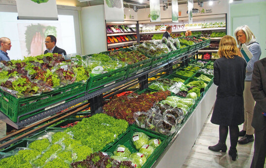 Das typische Discount-System fr Gemse ist im neuen Retail Center in der Mitte angelegt, im Hintergrund das Amerikanische System.