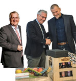 und konstruktive Mitarbeit von Karl Voges (Bildmitte) im BOG bedankten sich der BOGVorsitzende Jens Stechmann (links) und der Gemüse-Fachgruppenvorsitzender Christian Ufen mit regionalen Spezialitäten aus dem Norden.