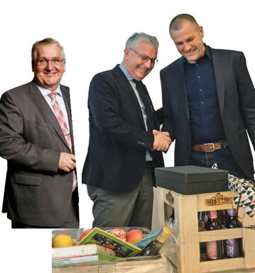 und konstruktive Mitarbeit von Karl Voges (Bildmitte) im BOG bedankten sich der BOGVorsitzende Jens Stechmann (links) und der Gemüse-Fachgruppenvorsitzender Christian Ufen mit regionalen Spezialitäten aus dem Norden.