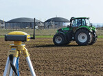 In der Präzisionslandwirtschaft werden RTK-Signale (Real Time Kinematic) zur GPS-Korrektur verwendet. Dadurch ist eine Spurgenauigkeit von 2,5 cm möglich. Mit RTK müssen Sie die Feldgrenzen nur einmal erfassen.