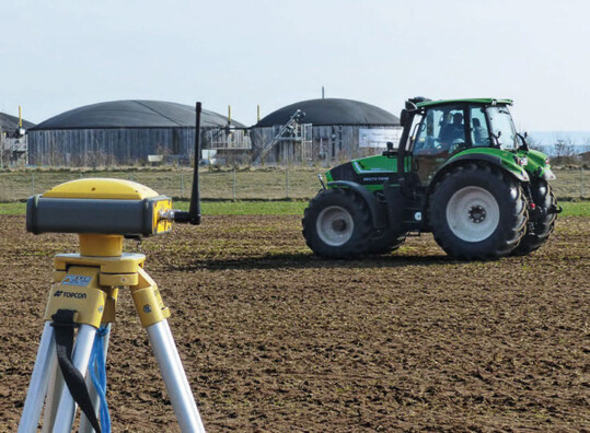 In der Przisionslandwirtschaft werden RTK-Signale (Real Time Kinematic) zur GPS-Korrektur verwendet. Dadurch ist eine Spurgenauigkeit von 2,5 cm mglich. Mit RTK mssen Sie die Feldgrenzen nur einmal erfassen.