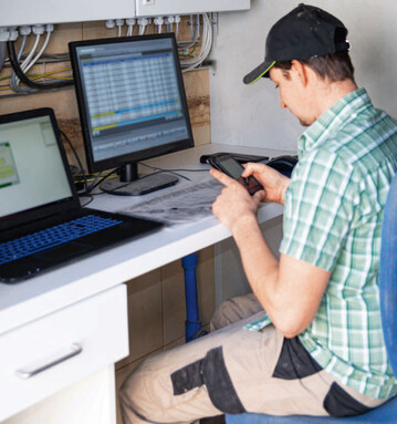 Der Zugang zu Computern mit betriebs- und vor allem personenrelevanten Daten sollte gut geregelt sein. Sie sollten ein Datenschutzmanagementsystem einrichten. 