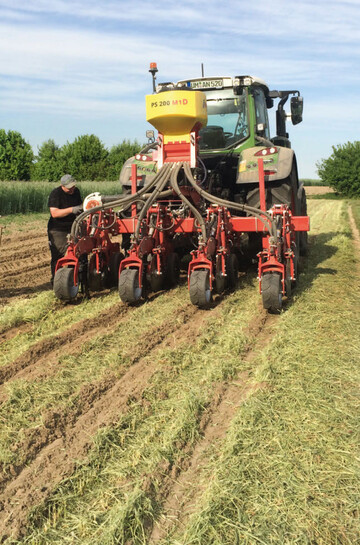 Die Strip-Till-Maschine im Mulch. Sie kann gleichzeitig eine Dngung durchfhren.