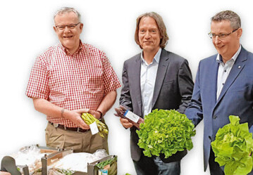 Das Vorstandsteam des Pfalzmarkts, Hans-Jrg Friedrich (l.) und Reinhard Oerther (r.), erffnet mit dem Vorsitzenden des Aufsichtsrats, Christian Deyerling (M.), die deutsche Frischgemsesaison.