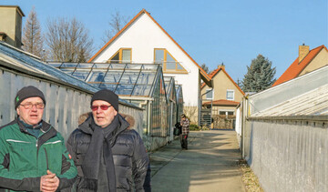 Veith Adam (l.) begrt Gerhard Kiemle (r.), Vorsitzender der Gemse-Selbstvermarkter e.V., in der Grtnerei.