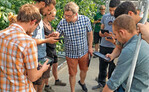 Thorsten Bornwaßer (Mitte), LVG Heidelberg, zeigt Auszubildenden, wie man das iPad in die Bonitur von Pflanzenkrankheiten einbeziehen kann.