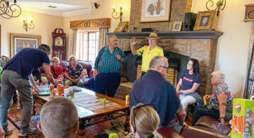 Vito Rugani lädt die Teilnehmer zur Saftverkostung seiner Produkte ein.
