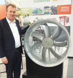 Vertriebsberater von Tolsma Heinz Heinicke demonstrierte den Ventilator Air Control Max.