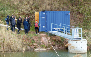 Die Technik fr die Bewsserungsanlage im Betrieb Kastanienhof ist in der Kopfstation am See installiert.