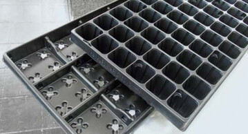 Die Bezeichnung V der Gemseplatten QPD 104/6V und QPD 60/6V von Herkuplast verdeutlicht die V-frmige beziehungsweise konische Ballenform. Die mit wenig Materialeinsatz gefertigten dnnen und damit instabilen Anzuchtplatten stehen whrend der Kultur in korrespondierenden Trgerplatten und erlauben damit ein besseres Handling. Die mehrfach nutzbaren Trgerplatten verbleiben im Betrieb, lediglich die dnnen Anzuchtplatten gehen in den Pflanzenversand.